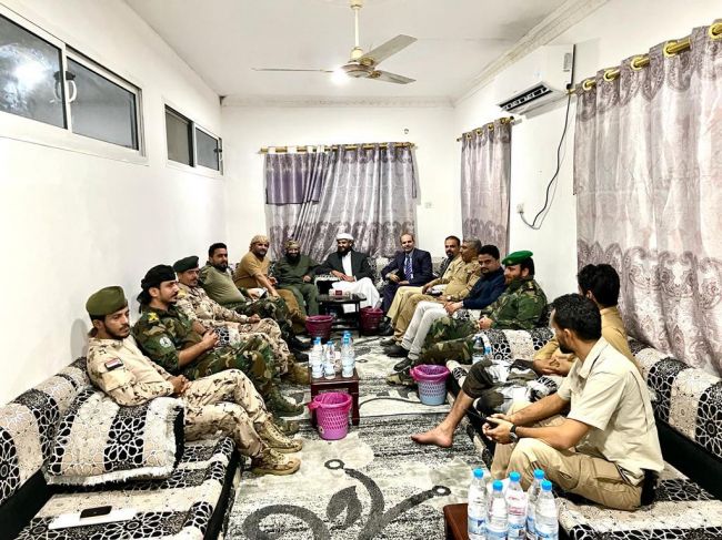 نائب رئيس المجلس الرئاسي يلتقي قادة الأجهزة الأمنية في عدن ولحج
