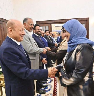سكرتير الزنداني يهاجم سيدة يمنية صافحت الرئيس