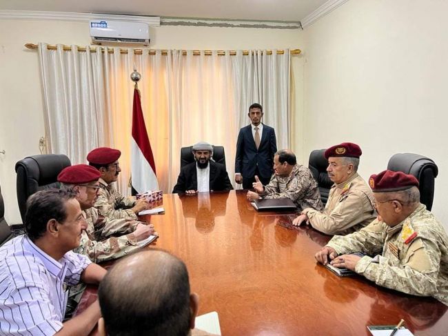 نائب رئيس مجلس الرئاسة المحرمي يلتقي مدراء الدوائر العسكرية بوزارة الدفاع