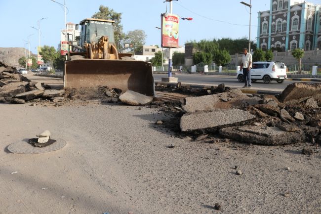 صندوق صيانة الطرق يقوم بصيانة وإعادة تأهيل الخط المؤدي نحو قصر المعاشيق في عدن