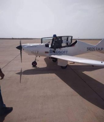 شاهد .. أصغر طيار في العالم يهبط في مطار #سقطرى الدولي