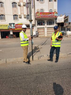 إستكمال أعمال الرفع المساحي لصيانة شارع رئيسي بالشيخ عثمان في عدن