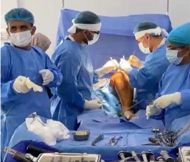 نجاح طبي في عدن .. طبيب ينجح بإزالة مفصل وتركيب مفصل صناعي لحالة مرضية بعمر 75 عام
