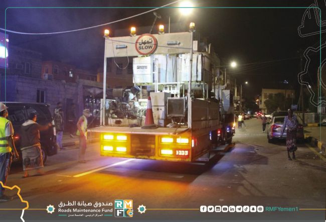 تركيب إشارات السلامة المرورية بشارع السواعي في عدن
