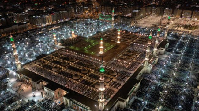 السعودية.. السلطات تضبط امرأتين غير مسلمتين دخلتا عن طريق الخطأ إلى المسجد النبوي