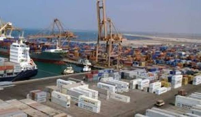شركات ملاحية تعلن تحويل شحناتها إلى ميناء الحديدة غداة تحذير الحكومة اليمنية