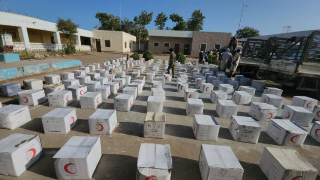 الهلال الأحمر الإماراتي يدشن توزيع السلل الغذائية لأهالي محافظة أبين
