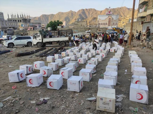 الهلال الأحمر الإماراتي يدشّن توزيع السلل الغذائية في مديريات يافع أبين