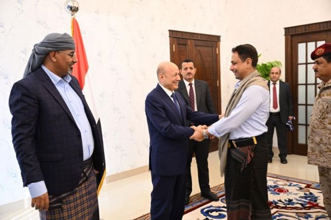 رئيس مجلس القيادة الرئاسي يطمئن على ابناء الجالية اليمنية في السودان