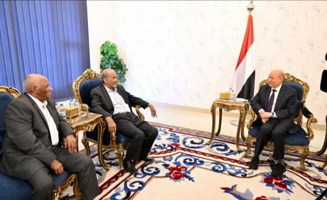 رئيس مجلس القيادة الرئاسي يستقبل اللواءين محمود الصبيحي وفيصل رجب