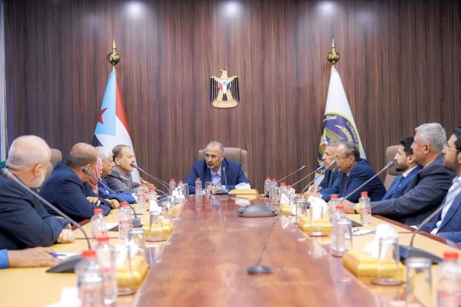 الرئيس الزُبيدي يشيد بجهود فريقي الحوار الوطني الجنوبي في تعزيز الاصطفاف الوطني