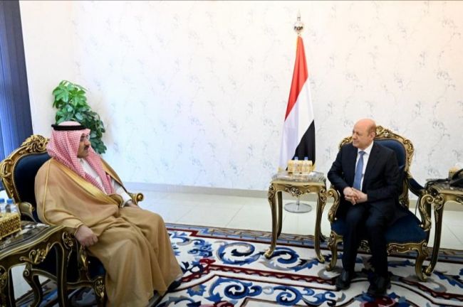 رئيس مجلس القيادة الرئاسي يتسلم دعوة من خادم الحرمين الشريفين لحضور القمة العربية عدن