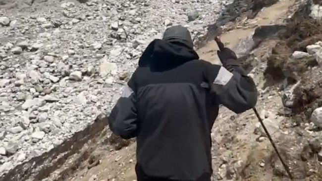 شاهد : عجوز سعودي "ثمانيني" يتسلق جبال الهملايا ويصعد إلى أعلى قمة ايفرست.. شاهد الفيديو