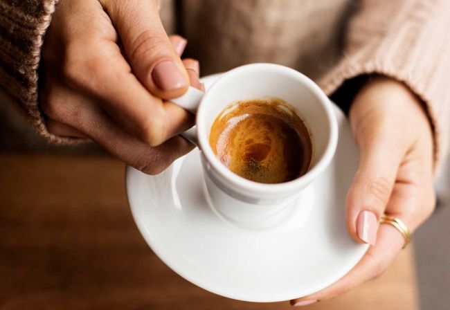 دراسة: تناول القهوة صباحاً يمنح نشاطاً وهمياً