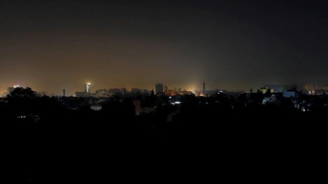 فيما الرئاسي والحكومة ينعمون بمكيفات الخارج : الكهرباء تبشر سكان عدن بالظلام الدامس