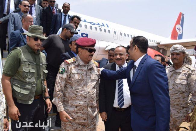 اليمنية تنقل وزراء ومحافظين في رحلتها من عدن الى المهرة عبر الريان