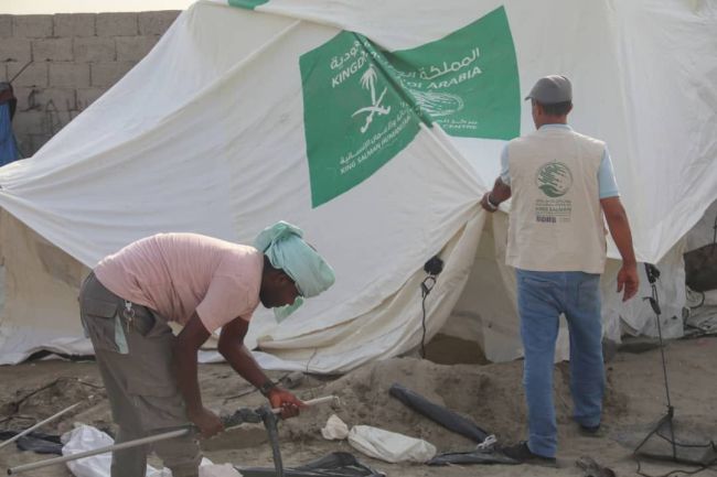 مركز الملك سلمان للإغاثة يوزع مواد إيوائية مختلفة في مخيم الصولبان بمديرية خور مكسر بعدن
