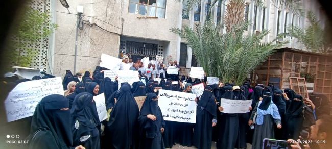 وقفة احتجاجية في عدن تطالب بهيكل جديد لأجور المعلمين