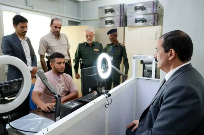 شاهد.. وزير الداخلية يدشن العمل بإصدار البطاقة الشخصية بالشريحة الذكية في عدن