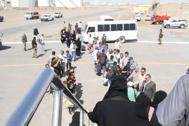 الحوثي يسيطر على حركة الطيران في مطار المخا