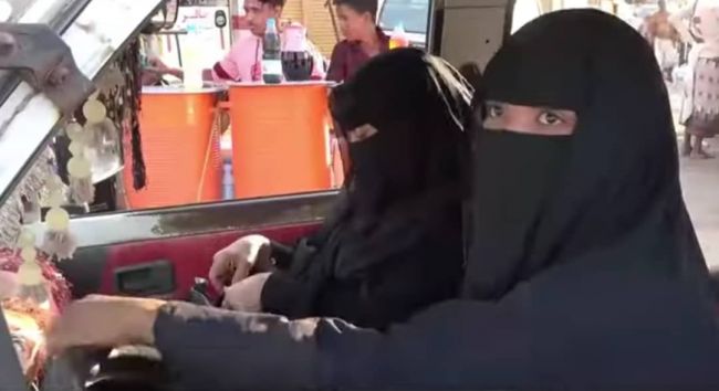 في عدن .. "سهى الأشعري" فتاة تتحدى مشاق الحياة وتعمل سائقة باص أجرة لنقل الركاب