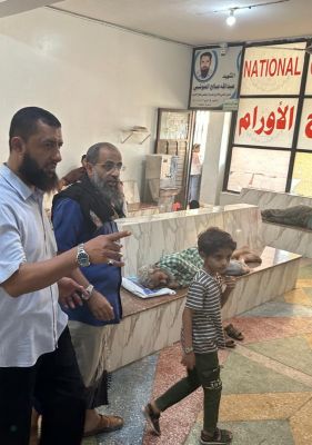 العميد أنور العمري يزور مستشفيات عدن ويقدم المساعدات للمرضى