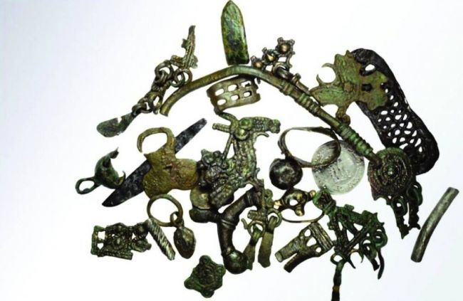 العثور على قطع نقدية عربية قديمة ضمن لقى مقبرة روسية