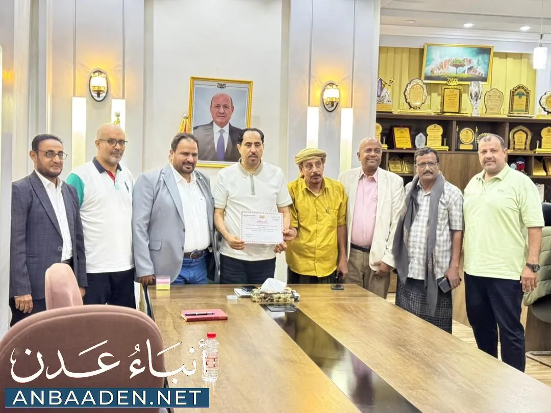وزير الشباب والرياضة يسلم نادي الريدة شهادة الاعتراف النهائي في عدن