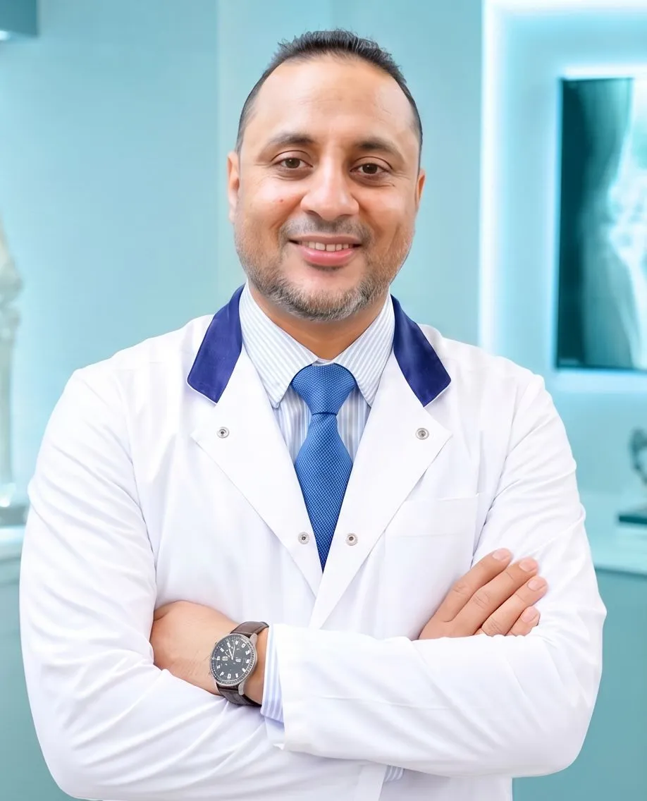 بعد أن فقدت أسرته الأمل.. الدكتور عماد الشعيبي يحقق إنجازاً طبياً في عدن وينهي معاناة طفل استمرت 13 عاماً