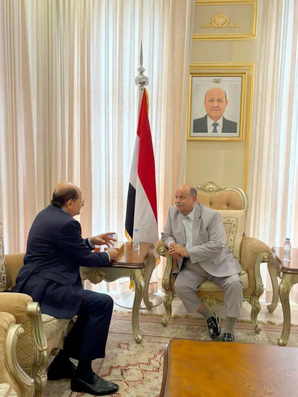 الخنبشي يبحث مع رئيس الوزراء التحديات الراهنة وجهود الإصلاح الحكومي