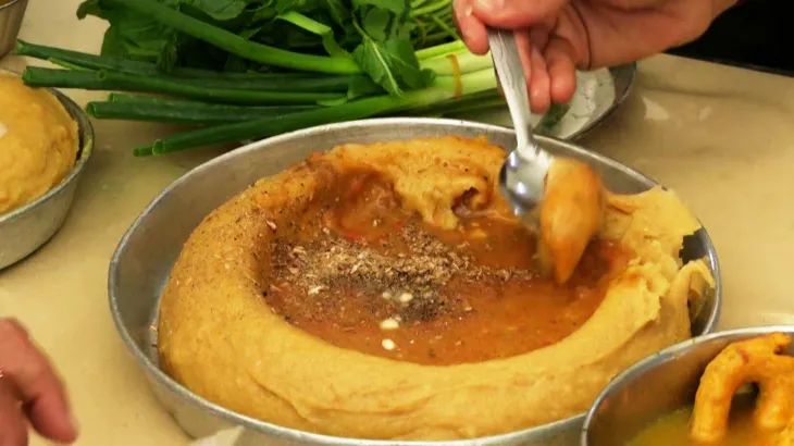 الباحثة البريطانية ’’هيلين بوند‘‘ وجبة يمنية شهيرة تعتبر أفضل فطور صحي