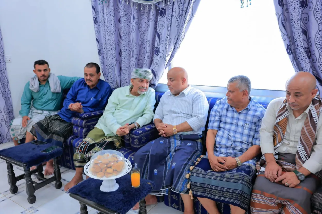 عضو مجلس القيادة محمود الصبيحي يزور أسر الشهيدين علي عنتر وعلي شائع هادي والفقيد سعيد صالح في عدن