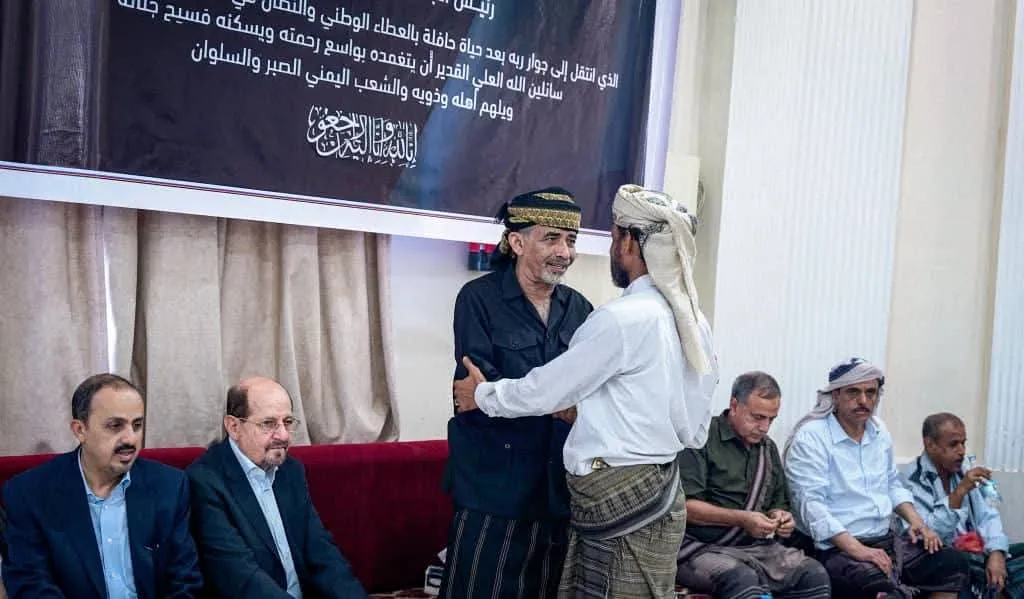 مجلس القيادة الرئاسي يقيم مراسم عزاء للرئيس السابق عبدربه منصور هادي في عدن بحضور رسمي وشعبي واسع